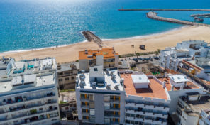 Appartement T3 avec garage à 200 m. de la plage de Quarteira