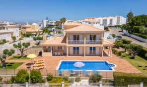 Villa V4 avec garage et piscine chauffée à S. Rafael en Algarve