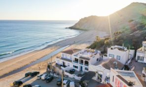 Maison divisée en 2 appartements T3 sur la plage de Burgau