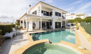 Grande villa V4 avec garage et piscine à Lagos